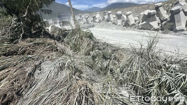 ▲▼馬太鞍溪,消波塊,破口。（圖／記者許權毅攝）