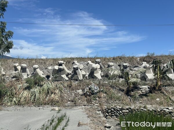 ▲▼馬太鞍溪,消波塊,破口。（圖／記者許權毅攝）