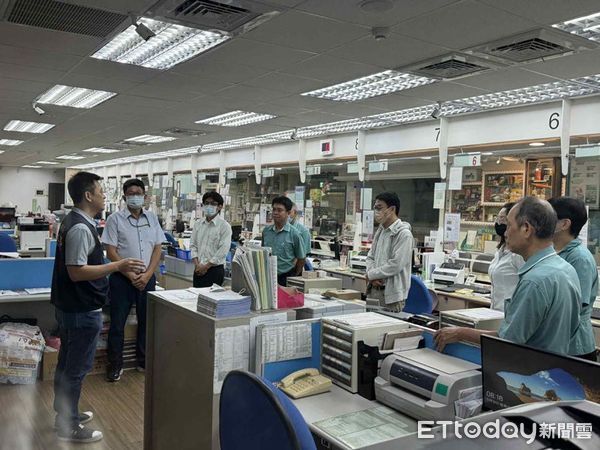 ▲台東分局深入銀行郵局宣導識詐。（圖／記者楊晨東翻攝）