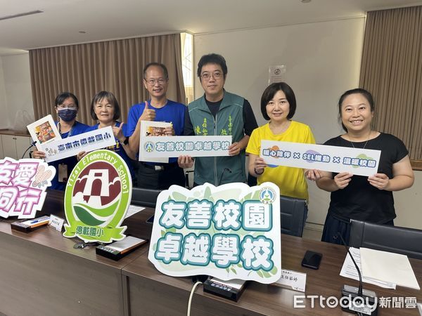 ▲台南市慈濟高中國中部教師黃淑如（右三）榮獲教育部「友善校園獎」國民中學傑出導師。（記者林東良翻攝，下同）