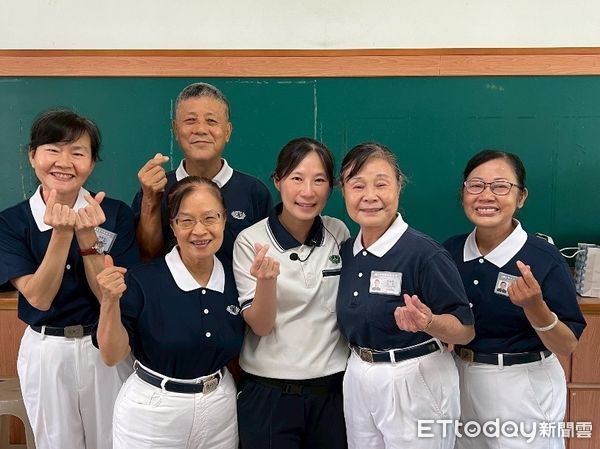 ▲台南市慈濟高中國中部教師黃淑如（右三）榮獲教育部「友善校園獎」國民中學傑出導師。（記者林東良翻攝，下同）