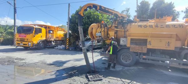 ▲彰化3鄉鎮市清潔隊進花蓮災區協助清淤。（圖／記者唐詠絮翻攝）