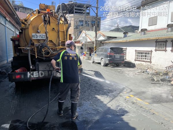 ▲彰化3鄉鎮市清潔隊進花蓮災區協助清淤。（圖／記者唐詠絮翻攝）
