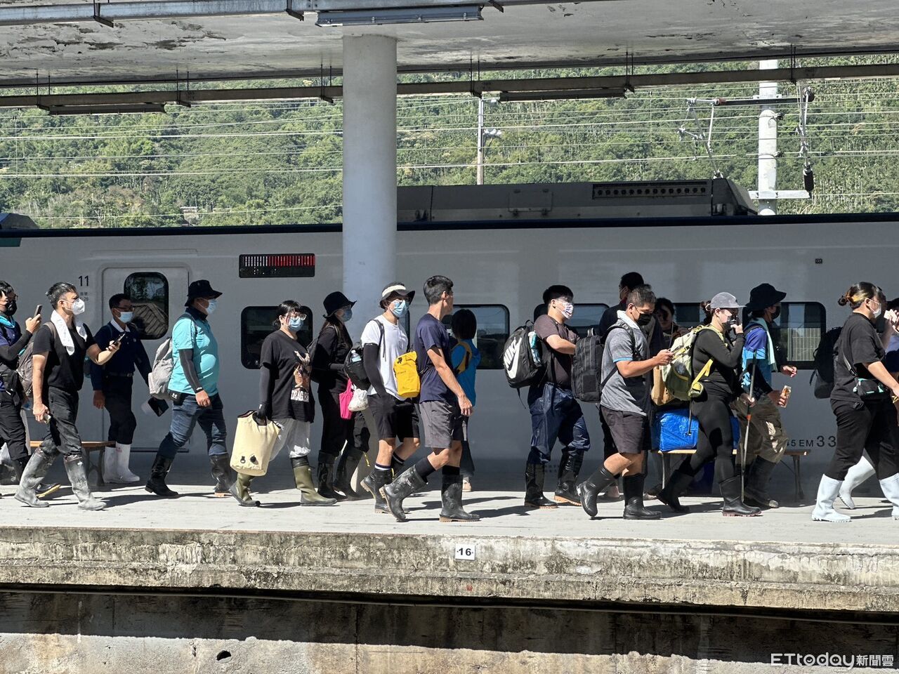 ▲▼             連假收假第一天，光復車站依舊擠滿了「鏟子超人」。（圖／記者許權毅攝，下同）