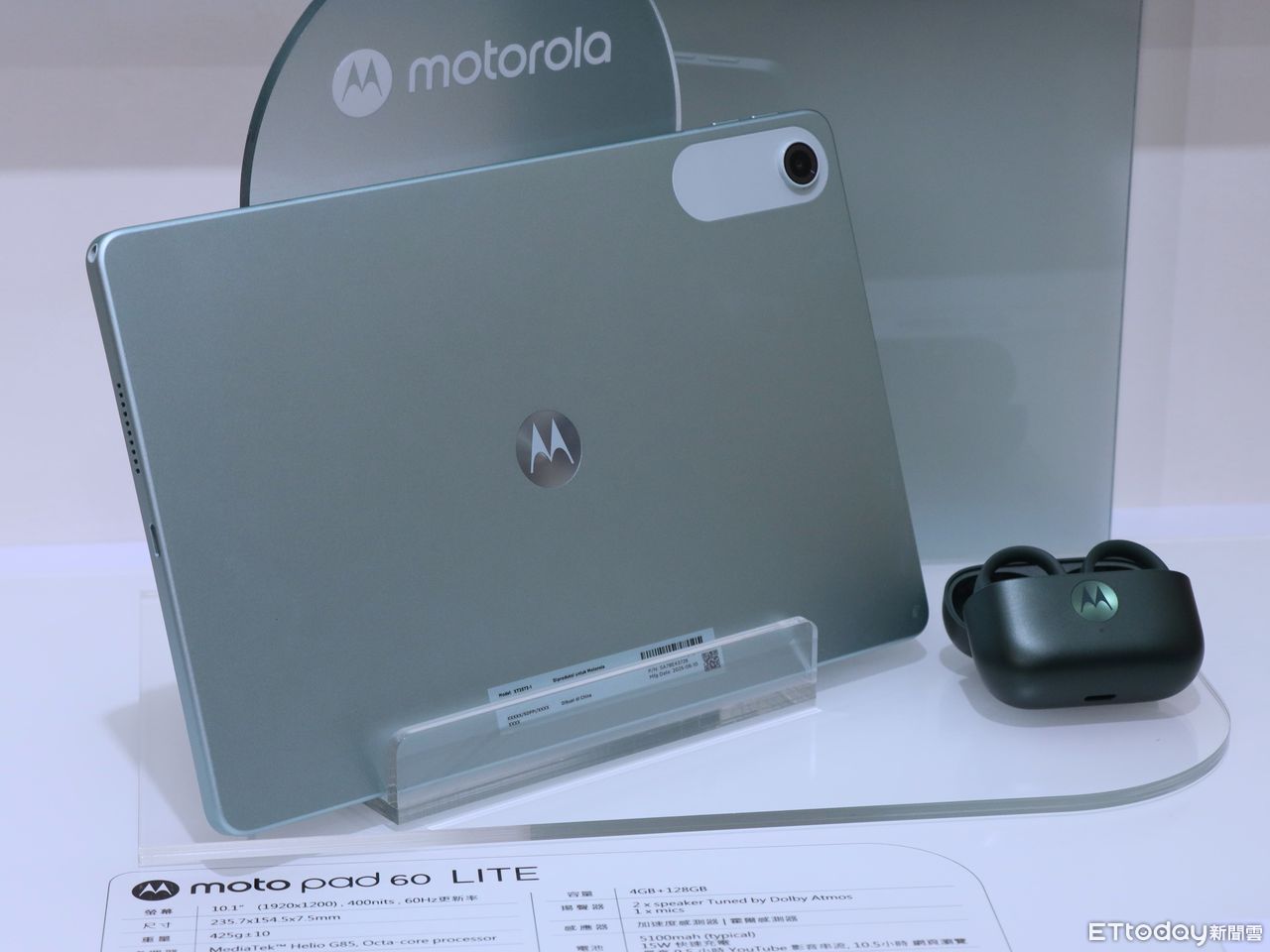 ▲▼      moto pad 60,razr 60,平板,耳機       。（圖／記者蘇晟彥攝）