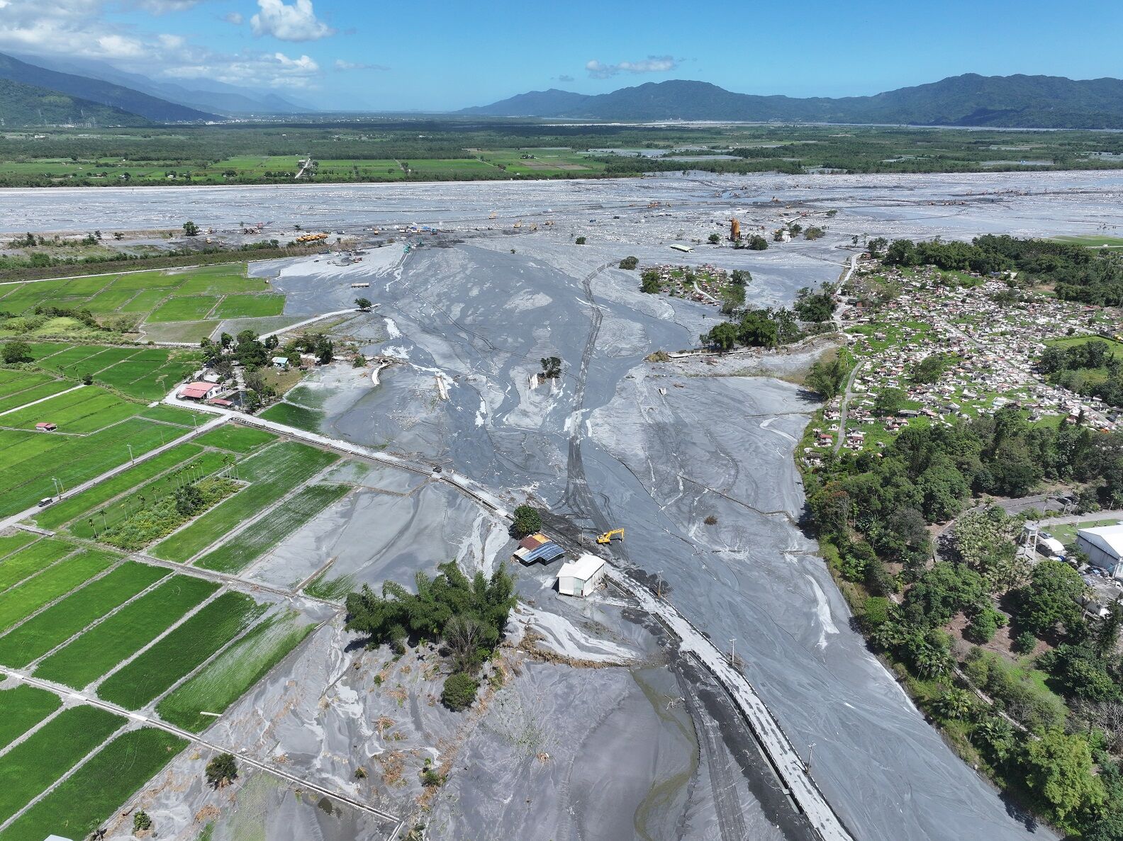 ▲▼            鏟子超人集結空拍畫面曝+災現況  這裡有一些昨天空拍花蓮光復鄉災區及光復車站人群的空拍畫面 。（圖／古哥空拍法人提供）