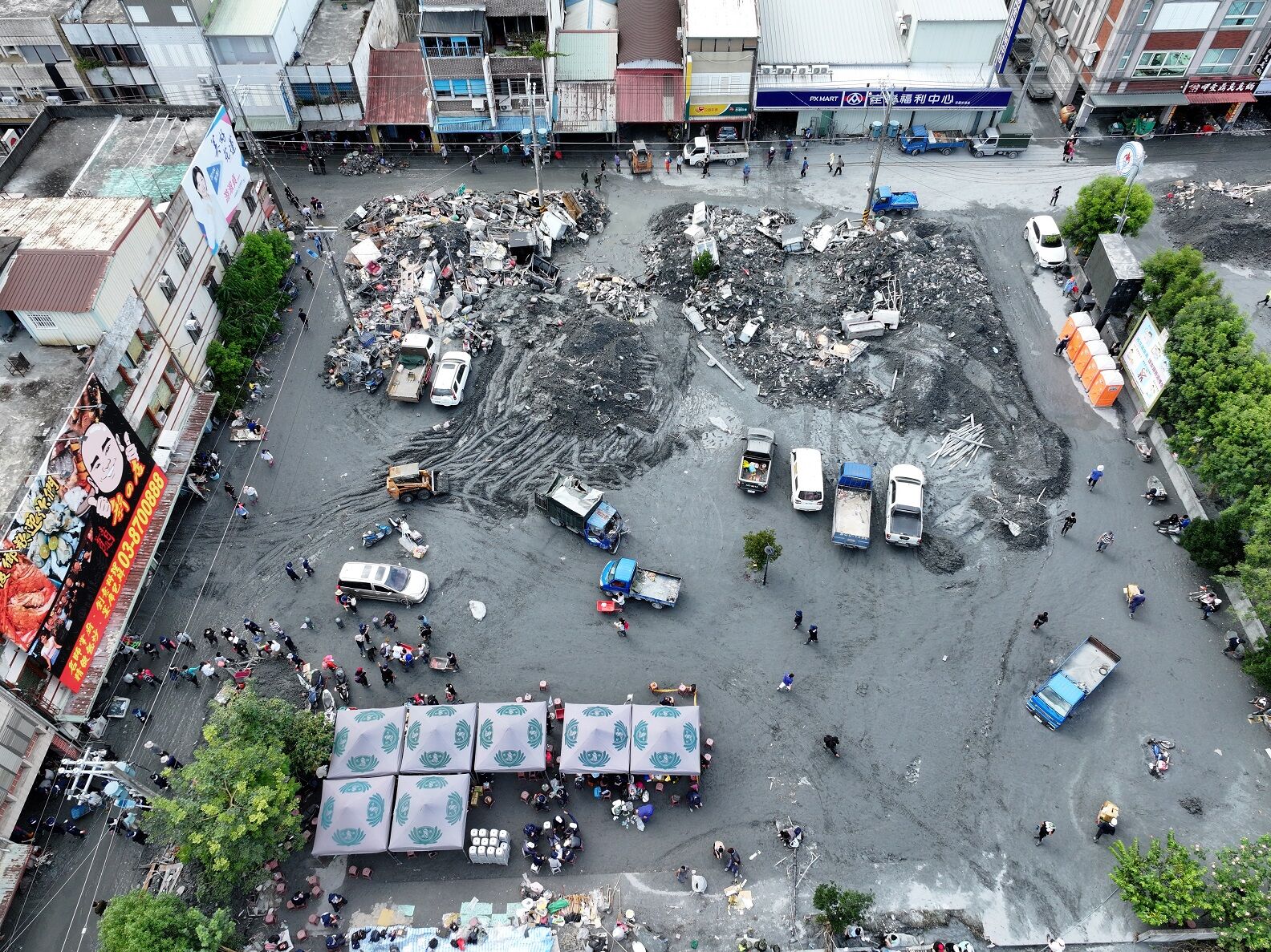 ▲▼            鏟子超人集結空拍畫面曝+災現況  這裡有一些昨天空拍花蓮光復鄉災區及光復車站人群的空拍畫面 。（圖／古哥空拍法人提供）