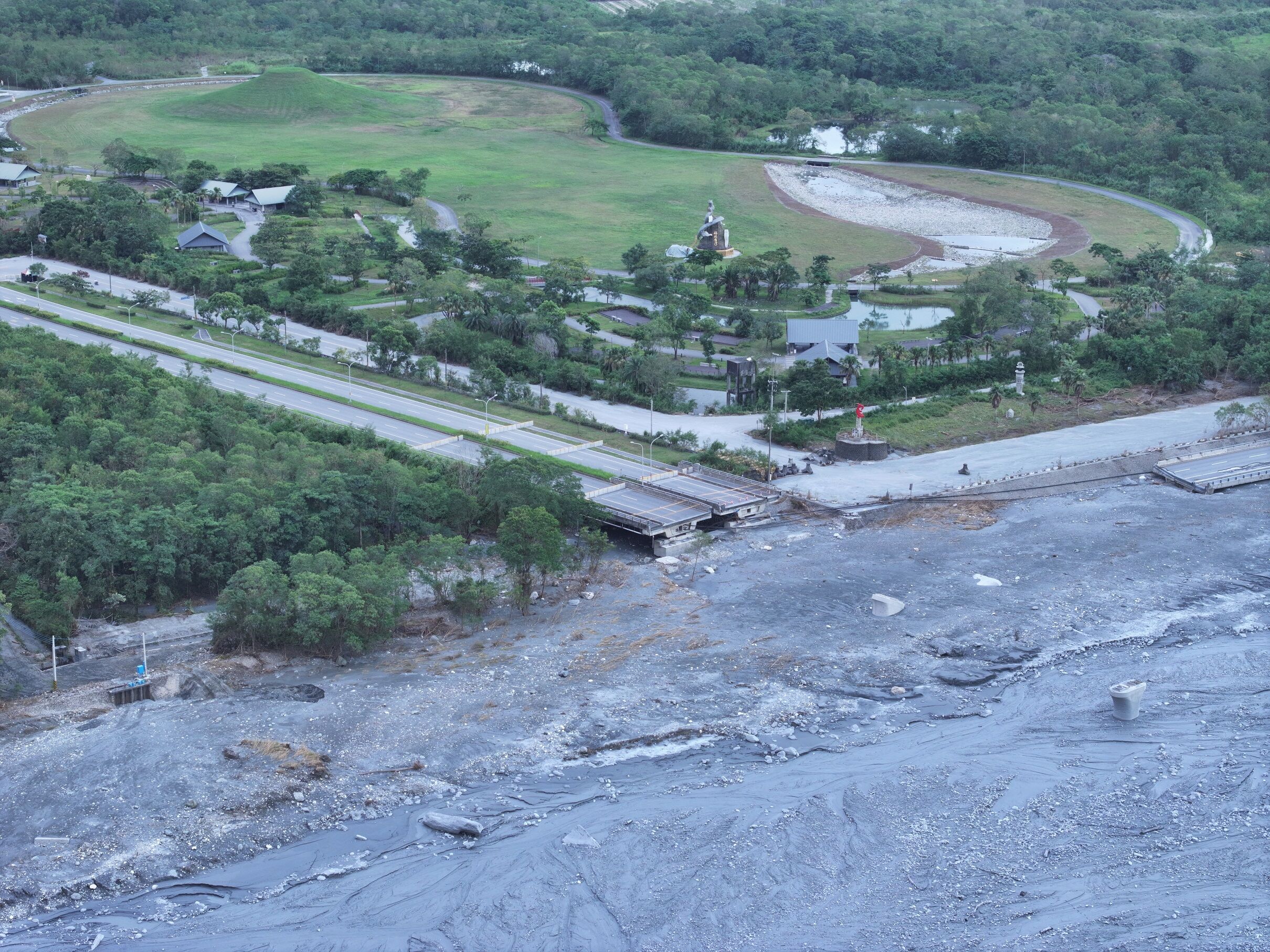 ▲▼            鏟子超人集結空拍畫面曝+災現況  這裡有一些昨天空拍花蓮光復鄉災區及光復車站人群的空拍畫面 。（圖／古哥空拍法人提供）