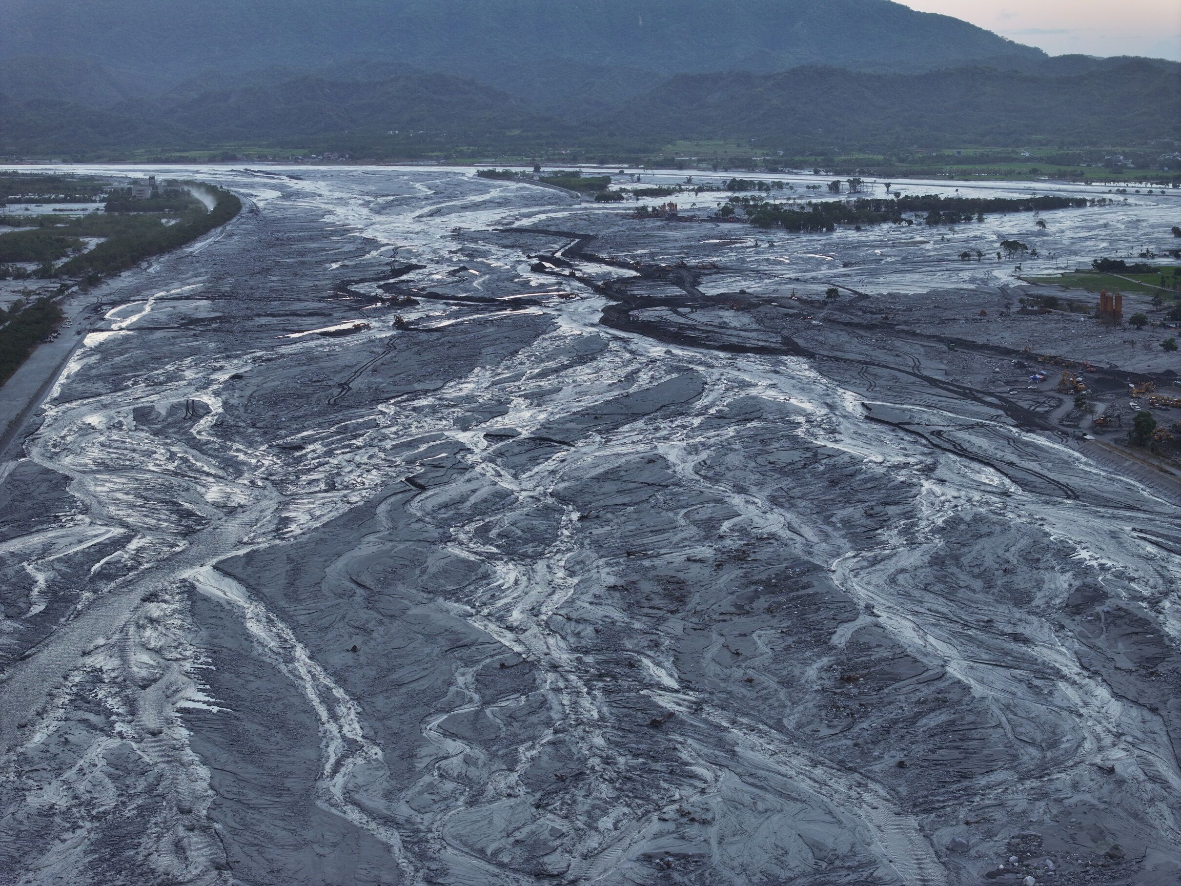 ▲▼            鏟子超人集結空拍畫面曝+災現況  這裡有一些昨天空拍花蓮光復鄉災區及光復車站人群的空拍畫面 。（圖／古哥空拍法人提供）