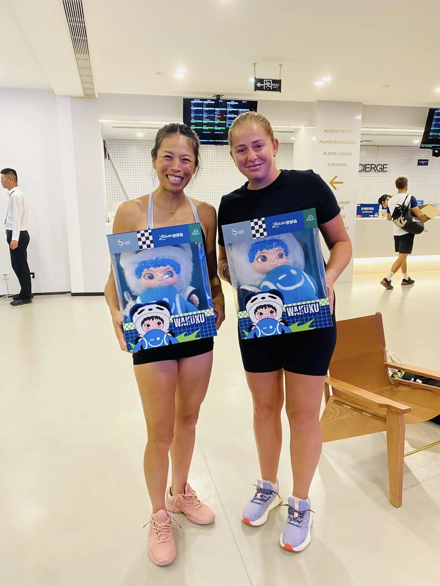 ▲▼謝淑薇幽默回應未與詹皓晴握手，「人生只有宿便沒宿敵」，引發球迷熱議。（圖／翻攝自Facebook／Su-Wei Hsieh 夢遊寫真人謝淑薇）