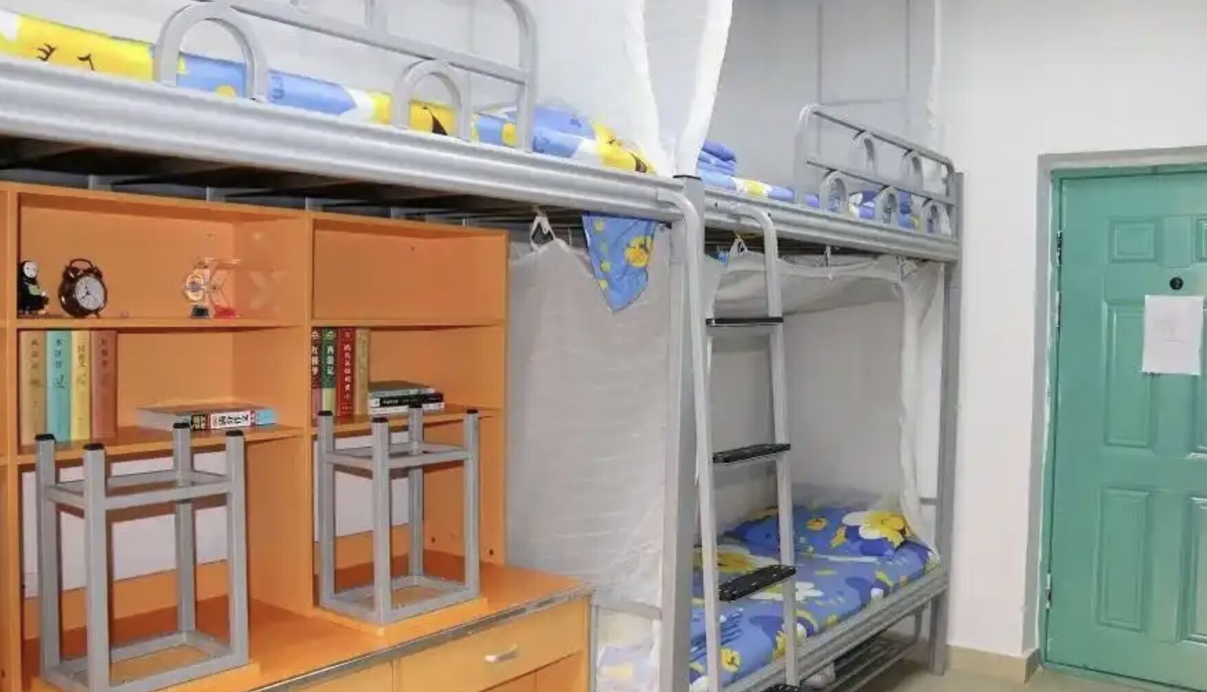 ▲四川涼山州西昌月城學校因床位不足，要求學生9人擠8床，引起輿論熱議。（圖／翻攝微博）