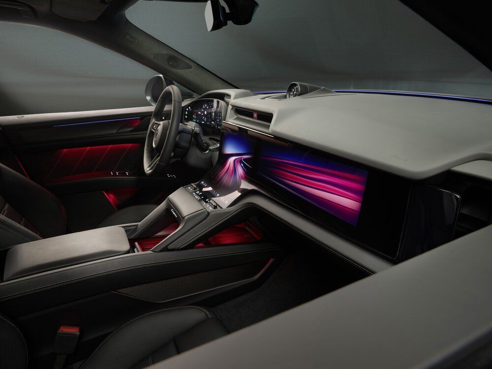 ▲保時捷今年新車有大驚喜！電動版Cayenne暖身預熱首演全新世代內裝。（圖／翻攝自Porsche）