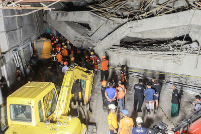 印尼學校違建倒塌！至少1死百傷「65人被埋」　家長崩潰痛哭
