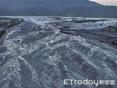 空拍畫面曝！鏟子超人湧進光復災區　怪手挖淤泥清運車接力
