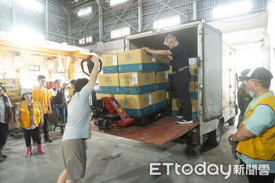 棄中秋節大檔期!「太陽餅超人」夜奔數百公里送1.5萬片餅進災區