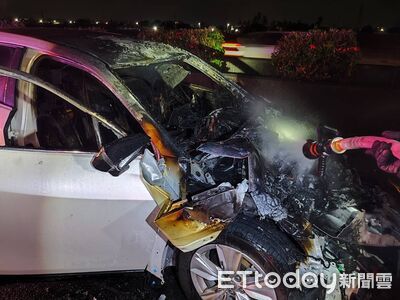 國1路竹段「6車連環撞」!自小客起火濃煙竄天 1人傷送醫