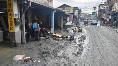 災區「一堆志工倒下」！法國鏟子超人嘆：無擋頭莫賭強