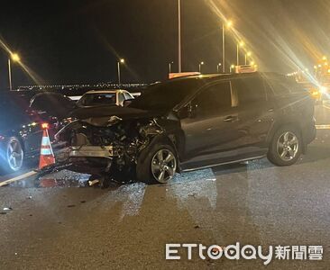 又是輔助駕駛釀禍!國3和美交流道自小客「追撞緩撞車」 車頭全毀