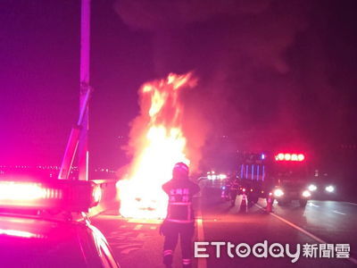 國道5號火燒車!底盤冒煙「女駕駛驚險逃生」車體全面燃燒