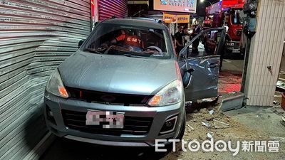 快訊／台南2車碰撞「1車衝民宅」撞鐵捲門！　3人受傷送醫