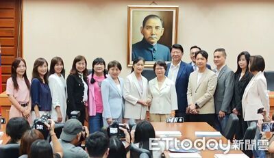 立院新召委出爐!教文「藍白合」傳插曲 急開小房間會議「喬一下」