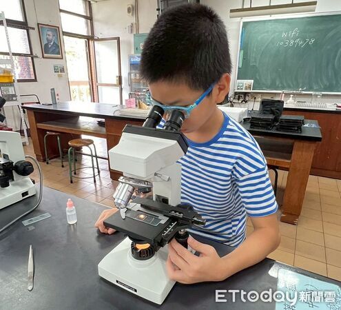 ▲長榮中學舉辦「科學研究素養營」，學生體驗顯微鏡觀察，將觀察成果即時紀錄。（記者林東良翻攝，下同）