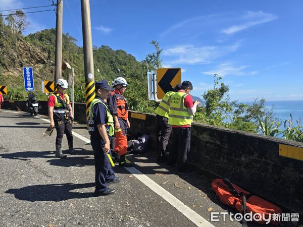 ▲▼宜蘭南澳鄉台9丁線37.1公里處，今早傳出機車騎士疑似墜谷失聯，至下午3時26分許，救援人員，在50公尺深山谷找到無呼吸心跳的疑似墜谷男騎士。（圖／記者游芳男翻攝，下同）