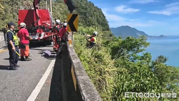 ▲▼宜蘭南澳鄉台9丁線37.1公里處，今早傳出機車騎士疑似墜谷失聯，至下午3時26分許，救援人員，在50公尺深山谷找到無呼吸心跳的疑似墜谷男騎士。（圖／記者游芳男翻攝，下同）