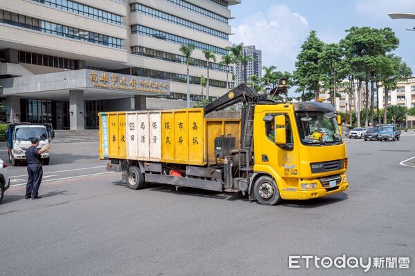 ▲▼高雄環保超人出動！66人33機具馳援花蓮，助災民清淤泥過中秋。（圖／記者賴文萱翻攝）