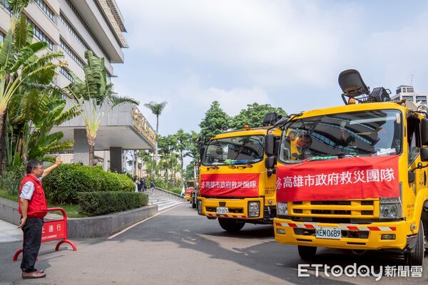 ▲▼高雄環保超人出動！66人33機具馳援花蓮，助災民清淤泥過中秋。（圖／記者賴文萱翻攝）