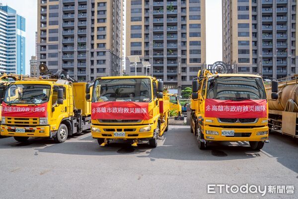 ▲▼高雄環保超人出動！66人33機具馳援花蓮，助災民清淤泥過中秋。（圖／記者賴文萱翻攝）