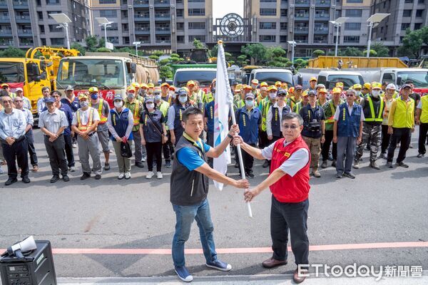 ▲▼高雄環保超人出動！66人33機具馳援花蓮，助災民清淤泥過中秋。（圖／記者賴文萱翻攝）