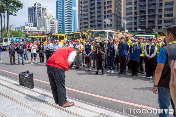 ▲▼高雄環保超人出動！66人33機具馳援花蓮，助災民清淤泥過中秋。（圖／記者賴文萱翻攝）