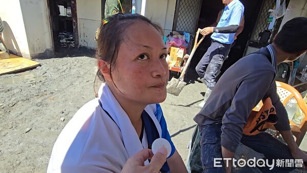 ▲年輕人感嘆沒有感覺到縣府的幫忙，多半是靠族裡青年和志工、國軍幫忙清理家園。（圖／記者劉邠如攝）