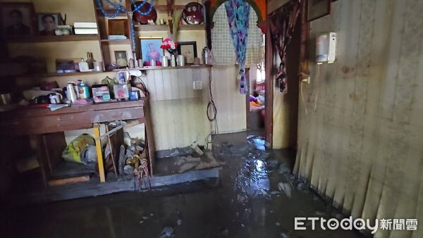 ▲客廳仍一團混亂 。（圖／記者劉邠如攝）