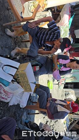 ▲家人在庭院搭起棚子，苦中作樂。（圖／記者劉邠如攝）