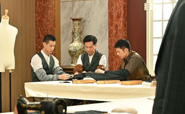 ▲《寶島西米樂 傳承》劇中展開緊張的西裝大賽。（圖／台視提供）