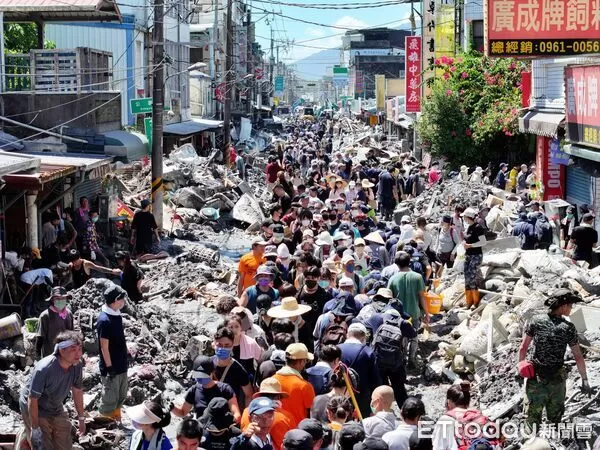 ▲▼            鏟子超人集結空拍畫面曝+災現況  這裡有一些昨天空拍花蓮光復鄉災區及光復車站人群的空拍畫面 。（圖／古哥空拍法人提供）