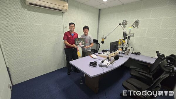 ▲台南市消防局第三大隊與警察廣播電台合作，透過廣播加強爆竹煙火安全宣導。（記者林東良翻攝，下同）