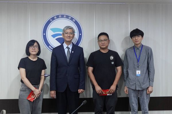 ▲航港局114年廉政會報表揚廉潔楷模合影，左起港務組林姿雅、葉協隆局長、南部航務中心王奕超、航安組黃彥霖。（圖／航港局提供）