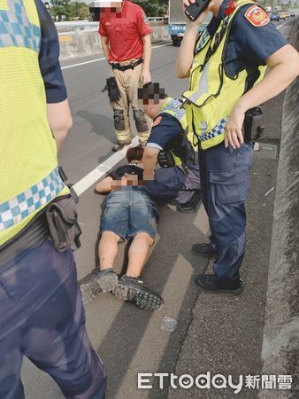 ▲國道1號仁德路段上午驚傳男子坐在外側護欄意圖輕生，所幸警方及時制止送醫。（記者林東良翻攝，下同）