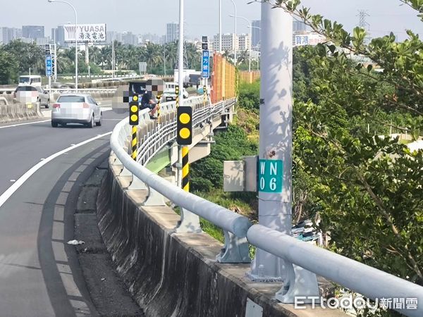 ▲國道1號仁德路段上午驚傳男子坐在外側護欄意圖輕生，所幸警方及時制止送醫。（記者林東良翻攝，下同）