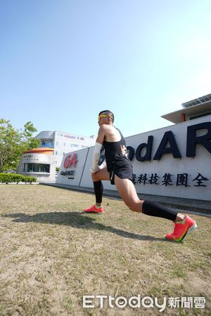 ▲紅崴科技舉辦「觀光工廠半程馬拉松健康嘉年華」，邀請「最狂消防員」蘇志濱擔任代言人。（記者林東良翻攝，下同）