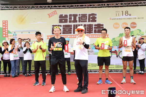 ▲紅崴科技舉辦「觀光工廠半程馬拉松健康嘉年華」，邀請「最狂消防員」蘇志濱擔任代言人。（記者林東良翻攝，下同）
