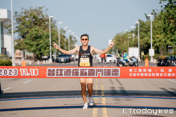 ▲紅崴科技舉辦「觀光工廠半程馬拉松健康嘉年華」，邀請「最狂消防員」蘇志濱擔任代言人。（記者林東良翻攝，下同）