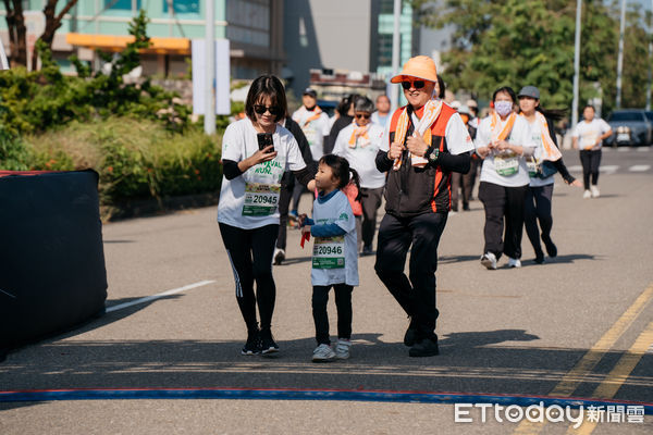 ▲紅崴科技舉辦「觀光工廠半程馬拉松健康嘉年華」，邀請「最狂消防員」蘇志濱擔任代言人。（記者林東良翻攝，下同）