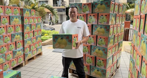 ▲直播主姚勝豐號召愛心人士送8千斤柚子到彰化家扶。（圖／彰化家扶提供）