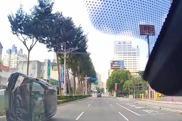 ▲桃園警方今天下午巡邏發現李姓男子違規示意停車受檢，但李卻拒檢且高速逃逸，員警自後追逐攔查，李男因駕駛不當失控翻覆。（圖／桃園警分局提供）