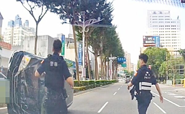 ▲桃園警方今天下午追逐攔查李姓男子，李因駕駛不當失控翻覆，員警一擁而上。（圖／桃園警分局提供）