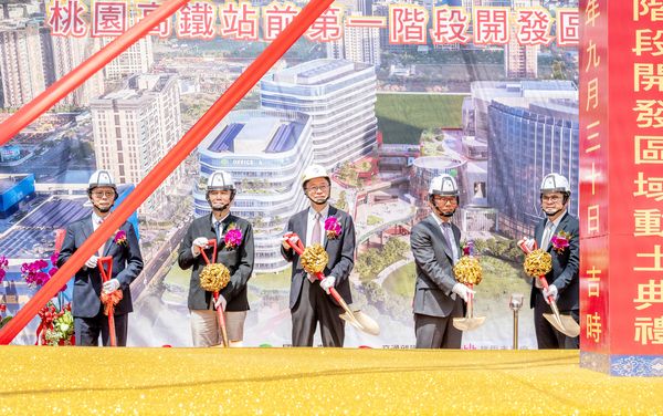▲桃園市長張善政等人今天上午出席「國泰人壽桃園高鐵站前第一階段新建案開工動土典禮」。（圖／市府新聞處提供）